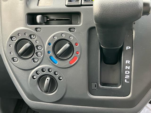 タウンエースバン ＧＬ　登録済未使用車　インパネＡＴ　アイドリングストップ　衝突被害軽減システム　横滑り防止装置　両側スライドドア　キーレスエントリー　パワーウインドウ　エアコン　パワステ　クリアランスソナー（6枚目）