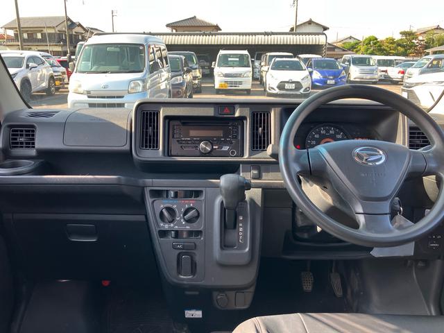 ハイゼットカーゴ デッキバンＧ　ＳＡＩＩＩ　４ＷＤ　ＡＴ　スマートアシスト３　アイドリングストップ　ＣＤ　キーレスエントリー　パワーウインドウ　エアコン　パワステ　横滑り防止装置　衝突被害軽減システム　エコアイドル　電動格納ミラー　オートマ（3枚目）