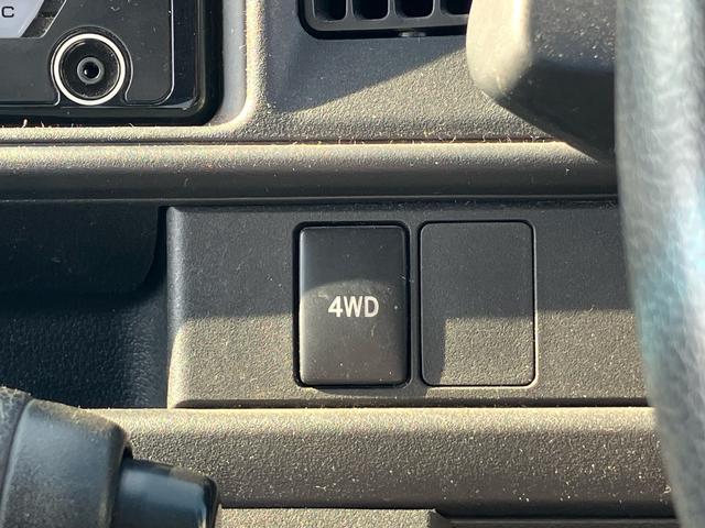 ハイゼットカーゴ デッキバンＧ　ＳＡＩＩＩ　４ＷＤ　ＡＴ　スマートアシスト３　アイドリングストップ　ＣＤ　キーレスエントリー　パワーウインドウ　エアコン　パワステ　横滑り防止装置　衝突被害軽減システム　エコアイドル　電動格納ミラー　オートマ（31枚目）