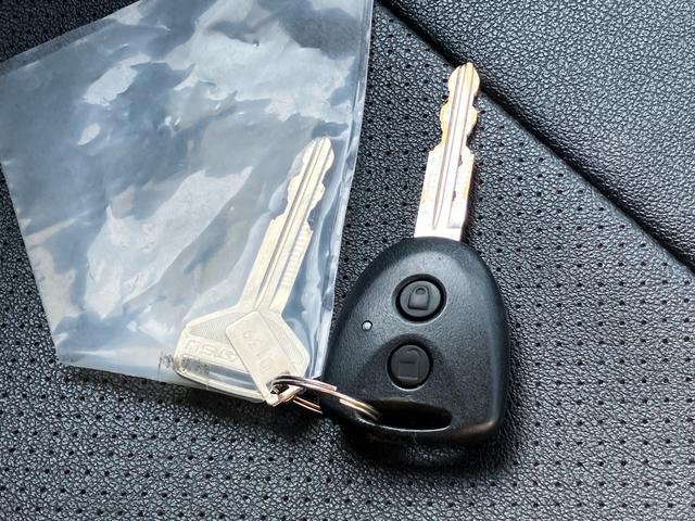 ハイゼットカーゴ デッキバンＧ　ＳＡＩＩＩ　４ＷＤ　ＡＴ　スマートアシスト３　アイドリングストップ　ＣＤ　キーレスエントリー　パワーウインドウ　エアコン　パワステ　横滑り防止装置　衝突被害軽減システム　エコアイドル　電動格納ミラー　オートマ（32枚目）