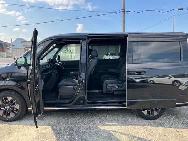 ステップワゴン ｅ：ＨＥＶスパーダ　７人乗り　マルチビューカメラシステム　ギャザーズナビ　ブラインドスポットインフォメーション　ホンダセンシング　メモリー機能付パワーテールゲート　シートヒーター　ドラレコ　ＥＴＣ　両側パワースライドドア（2枚目）