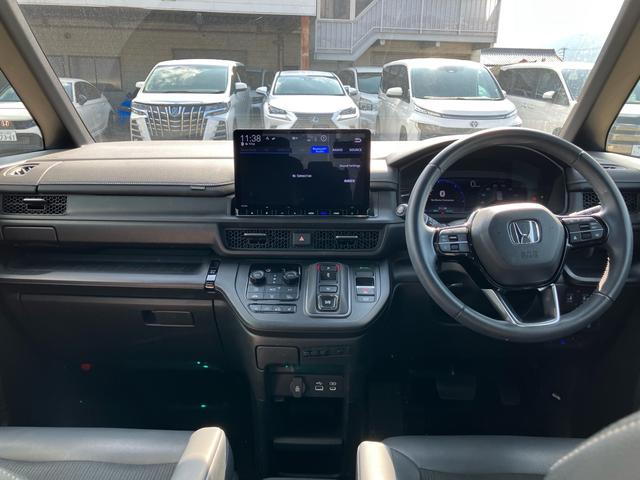 ステップワゴン ｅ：ＨＥＶスパーダ　７人乗り　マルチビューカメラシステム　ギャザーズナビ　ブラインドスポットインフォメーション　ホンダセンシング　メモリー機能付パワーテールゲート　シートヒーター　ドラレコ　ＥＴＣ　両側パワースライドドア（3枚目）