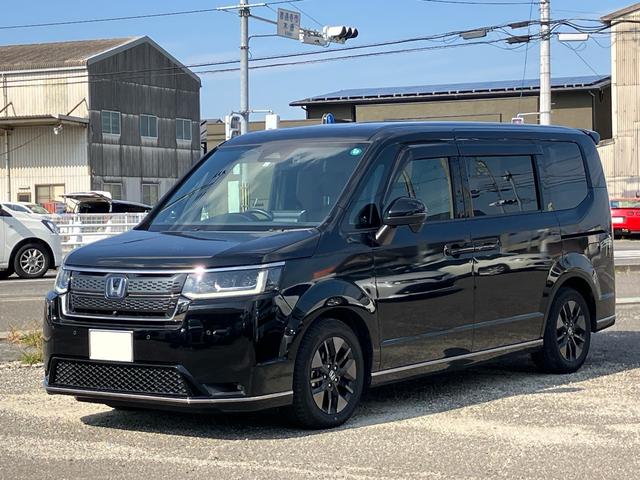 ステップワゴン ｅ：ＨＥＶスパーダ　７人乗り　マルチビューカメラシステム　ギャザーズナビ　ブラインドスポットインフォメーション　ホンダセンシング　メモリー機能付パワーテールゲート　シートヒーター　ドラレコ　ＥＴＣ　両側パワースライドドア（5枚目）