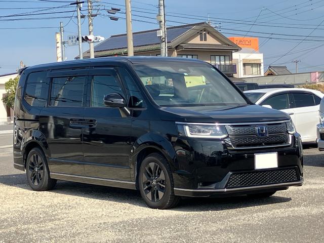 ステップワゴン ｅ：ＨＥＶスパーダ　７人乗り　マルチビューカメラシステム　ギャザーズナビ　ブラインドスポットインフォメーション　ホンダセンシング　メモリー機能付パワーテールゲート　シートヒーター　ドラレコ　ＥＴＣ　両側パワースライドドア（7枚目）