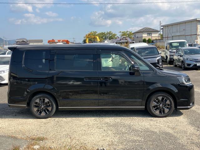 ステップワゴン ｅ：ＨＥＶスパーダ　７人乗り　マルチビューカメラシステム　ギャザーズナビ　ブラインドスポットインフォメーション　ホンダセンシング　メモリー機能付パワーテールゲート　シートヒーター　ドラレコ　ＥＴＣ　両側パワースライドドア（8枚目）