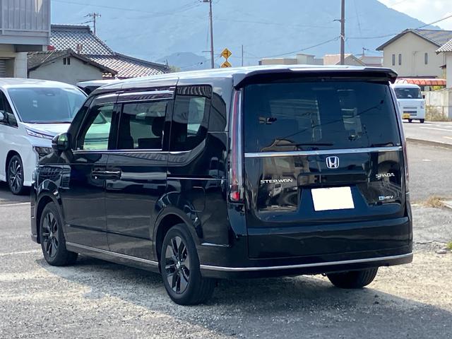 ステップワゴン ｅ：ＨＥＶスパーダ　７人乗り　マルチビューカメラシステム　ギャザーズナビ　ブラインドスポットインフォメーション　ホンダセンシング　メモリー機能付パワーテールゲート　シートヒーター　ドラレコ　ＥＴＣ　両側パワースライドドア（11枚目）