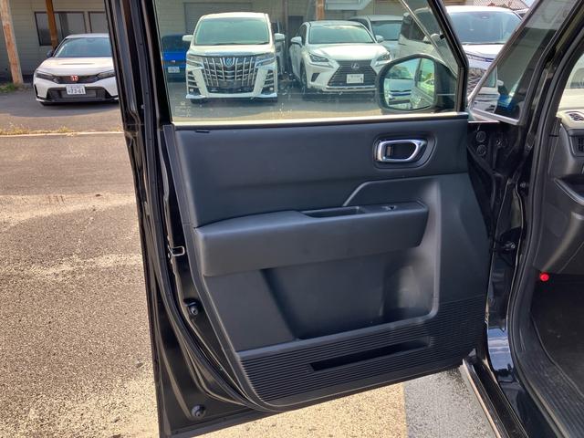 ステップワゴン ｅ：ＨＥＶスパーダ　７人乗り　マルチビューカメラシステム　ギャザーズナビ　ブラインドスポットインフォメーション　ホンダセンシング　メモリー機能付パワーテールゲート　シートヒーター　ドラレコ　ＥＴＣ　両側パワースライドドア（12枚目）