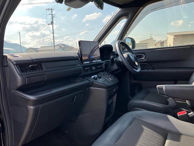 ステップワゴン ｅ：ＨＥＶスパーダ　７人乗り　マルチビューカメラシステム　ギャザーズナビ　ブラインドスポットインフォメーション　ホンダセンシング　メモリー機能付パワーテールゲート　シートヒーター　ドラレコ　ＥＴＣ　両側パワースライドドア（13枚目）