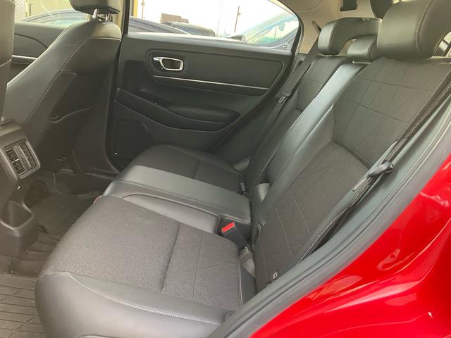 ヴェゼル ｅ：ＨＥＶ　Ｚ　ギャザーズナビ　Ｂｌｕｅｔｏｏｔｈ　バックモニター　フルセグＴＶ　ドライブレコーダー　電動リアゲート　アダプティブクルーズコントロール　ＥＴＣ　ブラインドスポットモニター　パドルシフト　シートヒーター（21枚目）