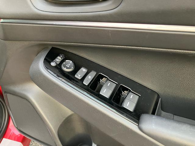 ヴェゼル ｅ：ＨＥＶ　Ｚ　ギャザーズナビ　Ｂｌｕｅｔｏｏｔｈ　バックモニター　フルセグＴＶ　ドライブレコーダー　電動リアゲート　アダプティブクルーズコントロール　ＥＴＣ　ブラインドスポットモニター　パドルシフト　シートヒーター（28枚目）