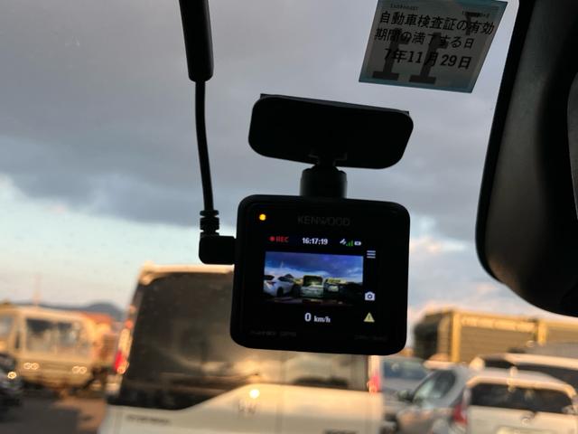 ヴェゼル ｅ：ＨＥＶ　Ｚ　ギャザーズナビ　Ｂｌｕｅｔｏｏｔｈ　バックモニター　フルセグＴＶ　ドライブレコーダー　電動リアゲート　アダプティブクルーズコントロール　ＥＴＣ　ブラインドスポットモニター　パドルシフト　シートヒーター（49枚目）