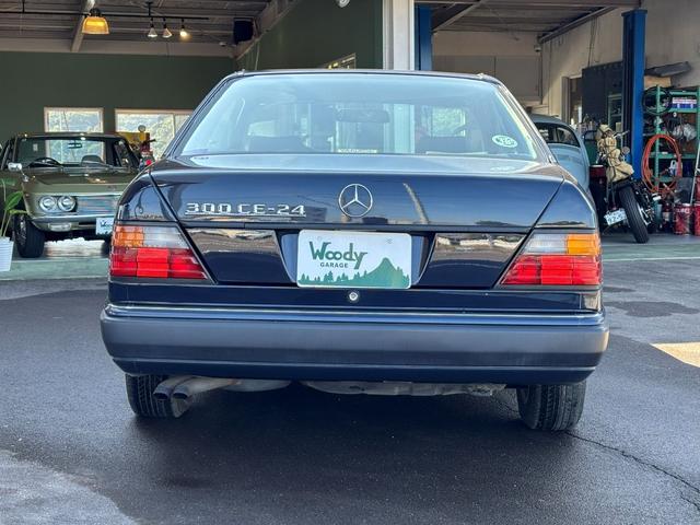 ミディアムクラス ３００ＣＥ－２４　左ハンドル・クルーズコントロール・パワーシート・ヘッドライトワイパー・紺革（4枚目）