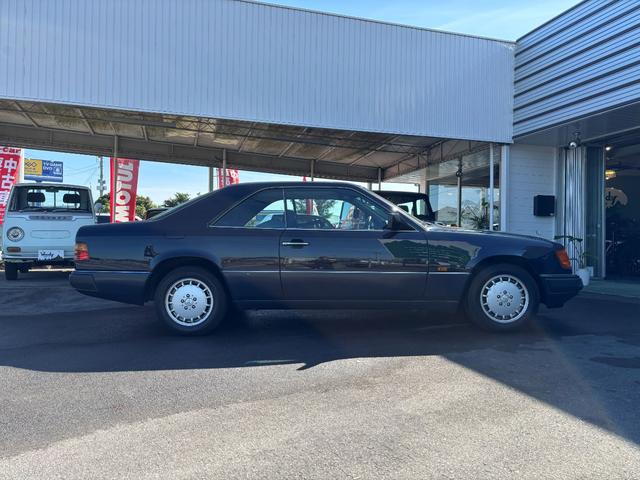 ミディアムクラス ３００ＣＥ－２４　左ハンドル・クルーズコントロール・パワーシート・ヘッドライトワイパー・紺革（5枚目）