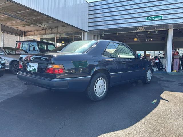 ミディアムクラス ３００ＣＥ－２４　左ハンドル・クルーズコントロール・パワーシート・ヘッドライトワイパー・紺革（6枚目）