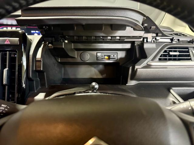 運転席側にも小物入れスペースがあります！