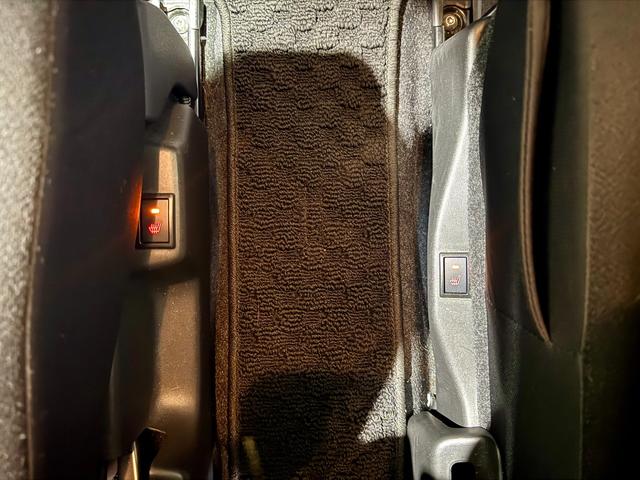 運転席・助手席ともにシートヒーター装備！！