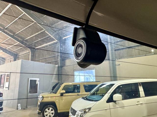 前後にドライブレコーダー付きです♪