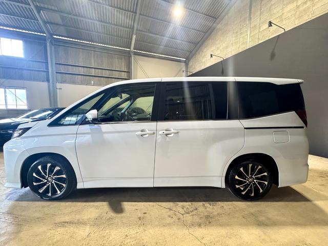 ノア ハイブリッドS-Z マイナーチェンジ後 全周囲モニター 両側電動スライドドア ユニバーサルステップ ディスプレイオーディオ フリップダウンモニターデジタルインナーミラー オットマン ETC2.0 ステアリングヒーター(4枚目)