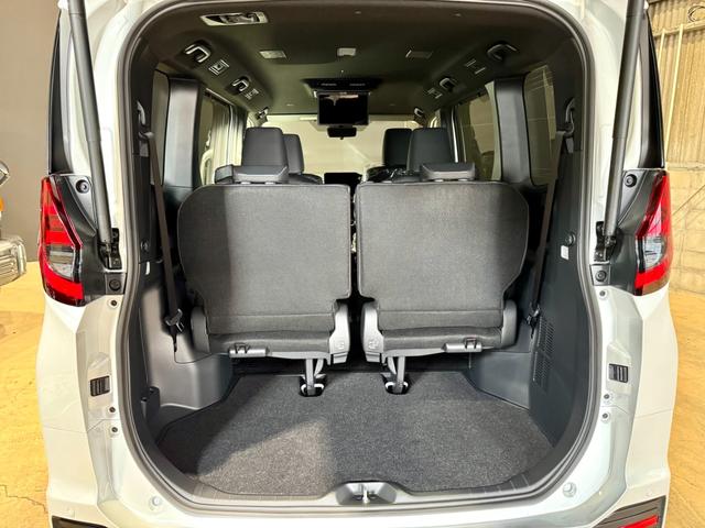 ノア ハイブリッドS-Z マイナーチェンジ後 全周囲モニター 両側電動スライドドア ユニバーサルステップ ディスプレイオーディオ フリップダウンモニターデジタルインナーミラー オットマン ETC2.0 ステアリングヒーター(13枚目)