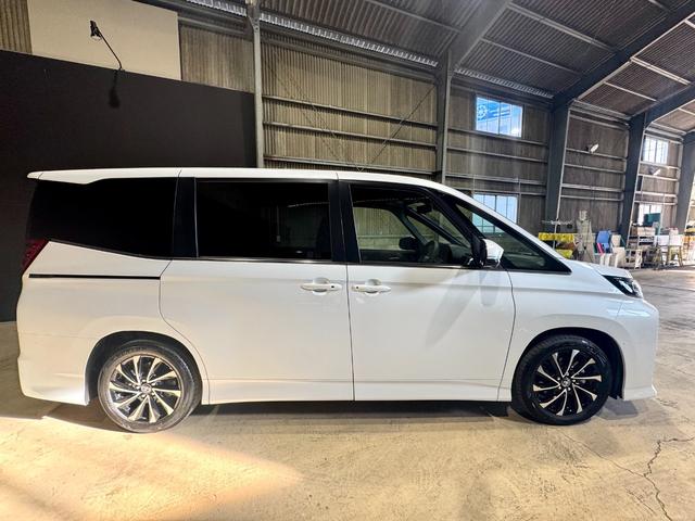 ノア ハイブリッドS-Z マイナーチェンジ後 全周囲モニター 両側電動スライドドア ユニバーサルステップ ディスプレイオーディオ フリップダウンモニターデジタルインナーミラー オットマン ETC2.0 ステアリングヒーター(18枚目)