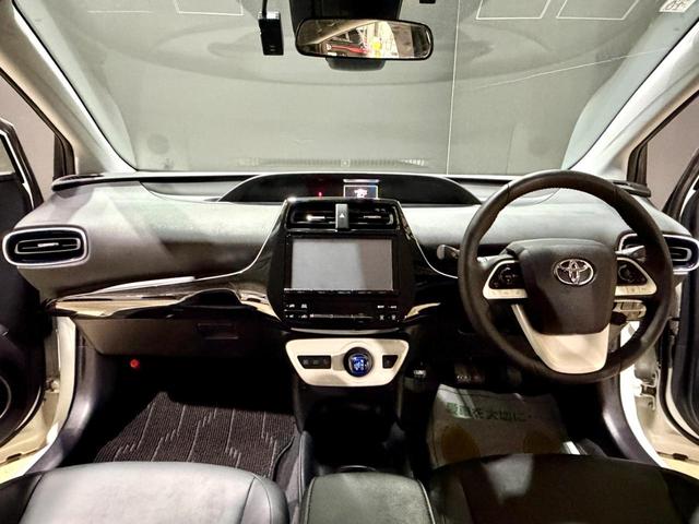 プリウス Ｓツーリングセレクション　純正９インチナビ　ＥＴＣ　ドラレコ前　クルーズコントローラー　トヨタセーフティーセンス　ＬＥＤヘッドライト・フォグランプ　純正マット　バイザー　純正１７インチアルミホイール　社外エアロ（20枚目）