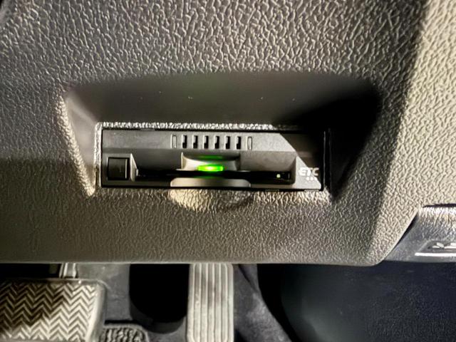 プリウス Ｓツーリングセレクション　純正９インチナビ　ＥＴＣ　ドラレコ前　クルーズコントローラー　トヨタセーフティーセンス　ＬＥＤヘッドライト・フォグランプ　純正マット　バイザー　純正１７インチアルミホイール　社外エアロ（35枚目）