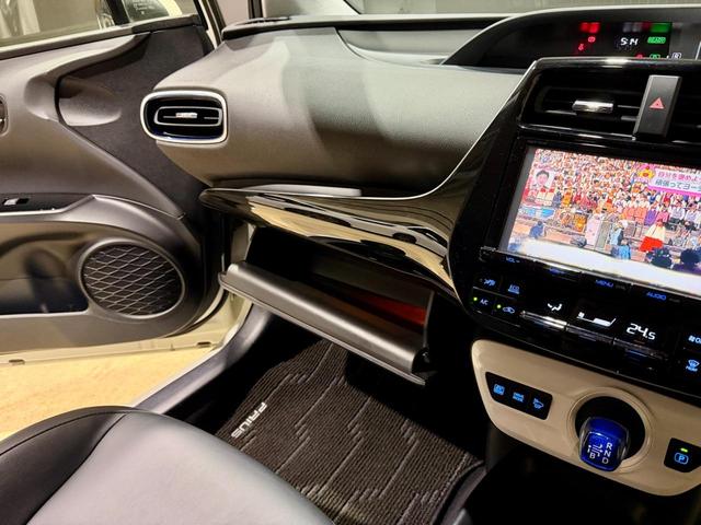 プリウス Ｓツーリングセレクション　純正９インチナビ　ＥＴＣ　ドラレコ前　クルーズコントローラー　トヨタセーフティーセンス　ＬＥＤヘッドライト・フォグランプ　純正マット　バイザー　純正１７インチアルミホイール　社外エアロ（38枚目）