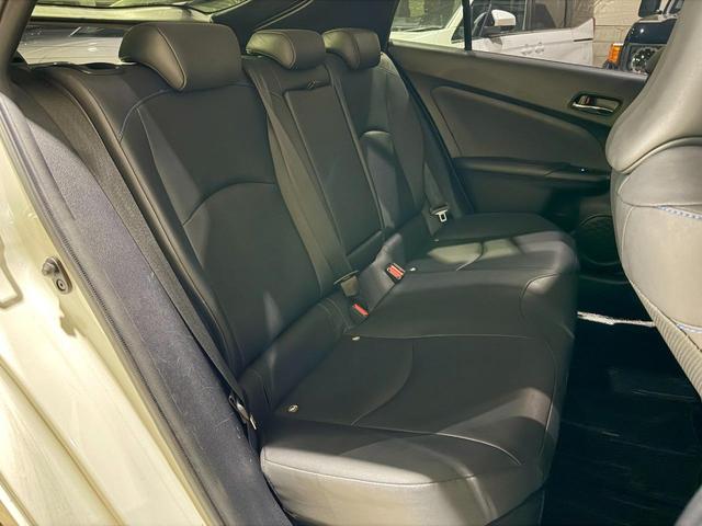 プリウス Ｓツーリングセレクション　純正９インチナビ　ＥＴＣ　ドラレコ前　クルーズコントローラー　トヨタセーフティーセンス　ＬＥＤヘッドライト・フォグランプ　純正マット　バイザー　純正１７インチアルミホイール　社外エアロ（40枚目）