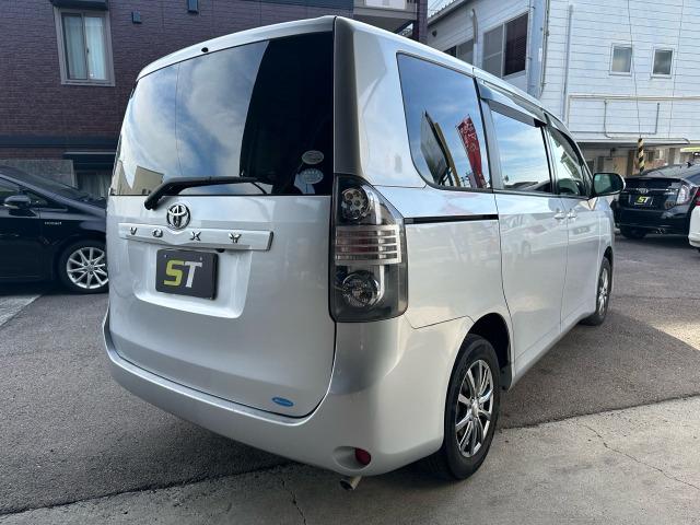 ヴォクシー Ｘ　Ｌエディション　ＥＴＣ／バックカメラ／フルセグテレビ／ナビゲーション／ＣＤ／ＤＶＤ再生／両側電動スライド・片側電動ドア／キーレスキー／ダブルエアコン／運転席・助手席エアバック（9枚目）