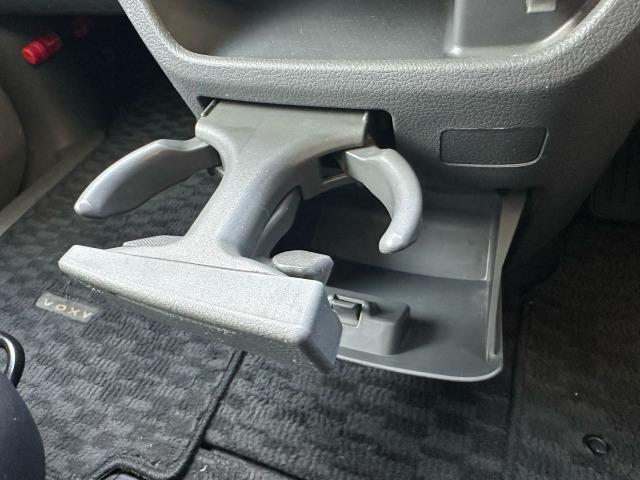 ヴォクシー Ｘ　Ｌエディション　ＥＴＣ／バックカメラ／フルセグテレビ／ナビゲーション／ＣＤ／ＤＶＤ再生／両側電動スライド・片側電動ドア／キーレスキー／ダブルエアコン／運転席・助手席エアバック（32枚目）