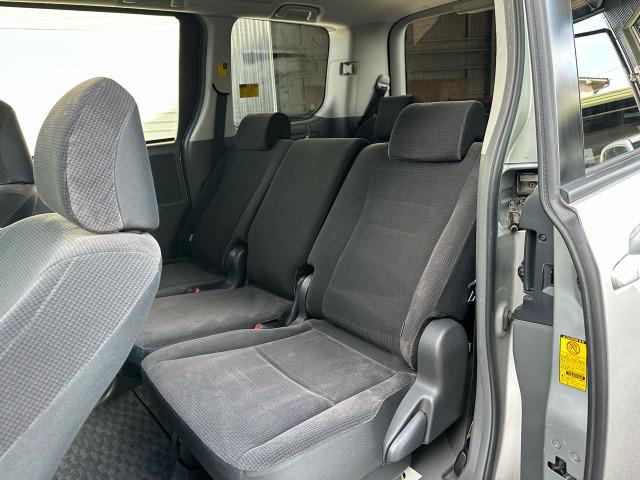 ヴォクシー Ｘ　Ｌエディション　ＥＴＣ／バックカメラ／フルセグテレビ／ナビゲーション／ＣＤ／ＤＶＤ再生／両側電動スライド・片側電動ドア／キーレスキー／ダブルエアコン／運転席・助手席エアバック（42枚目）