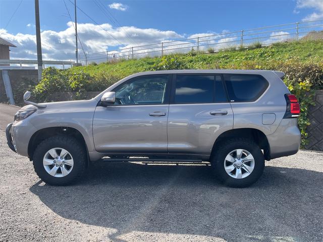 ランドクルーザープラド ＴＸ　ワンオーナー　　改良後ディーゼル　禁煙車　サンルーフ　ＥＴＣ　ナビ　　フルセグ　バックカメラ　サイドステップ　　ヒッチメンバー　　エアコン　パワステ（5枚目）