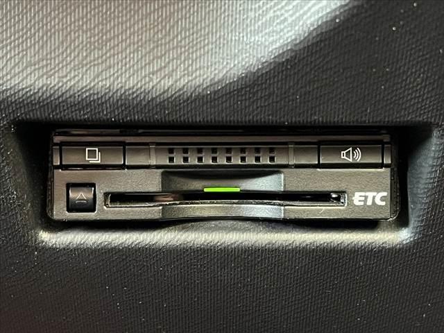 アクア Ｇ　禁煙車　ＬＥＤヘッド　純正ナビ　Ｂモニタ　ＥＴＣ　地デジ　ＢＴ　ＣＤ　ステリモ　ＬＥＤフォグ　クルコン　リモコンキー　革巻きステアリング　リアスポイラー　Ｐガラス　シートリフタ　アームレスト（6枚目）