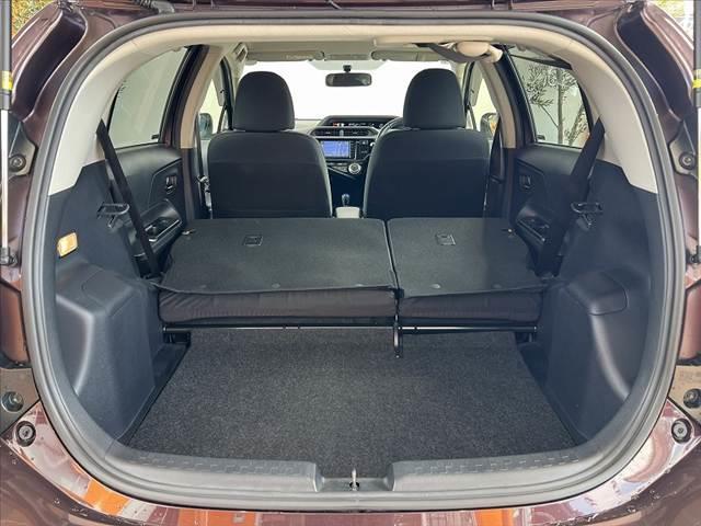 アクア Ｇ　禁煙車　ＬＥＤヘッド　純正ナビ　Ｂモニタ　ＥＴＣ　地デジ　ＢＴ　ＣＤ　ステリモ　ＬＥＤフォグ　クルコン　リモコンキー　革巻きステアリング　リアスポイラー　Ｐガラス　シートリフタ　アームレスト（21枚目）