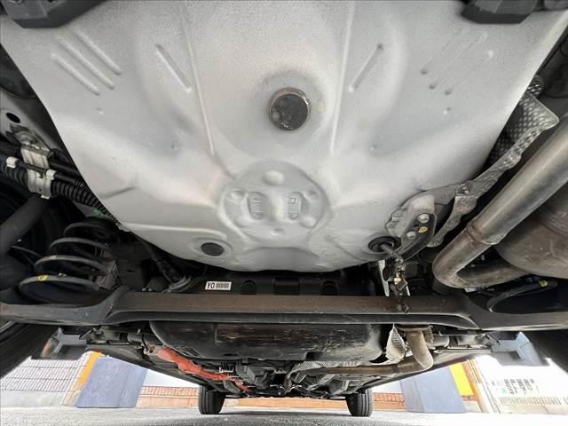 アクア Ｇ　禁煙車　ＬＥＤヘッド　純正ナビ　Ｂモニタ　ＥＴＣ　地デジ　ＢＴ　ＣＤ　ステリモ　ＬＥＤフォグ　クルコン　リモコンキー　革巻きステアリング　リアスポイラー　Ｐガラス　シートリフタ　アームレスト（45枚目）