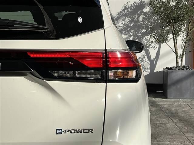 ノート S 社外ナビ スマートキー ETC Aライト Pスタート シートリフター ヘッドライトレベライザー 電子パーキング ブレーキホールド リアワイパー ハロゲンヘッドライト SRSエアバッグ(36枚目)