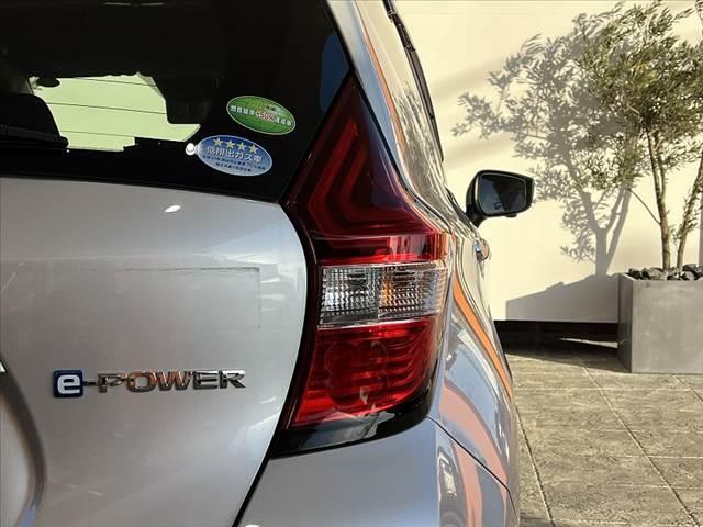 ノート e-パワー B アラウンドビューモニタ インテリジェントツームミラー CD エマブレ 車線逸脱警報 踏み間違い防止 FRバックソナー ETC AUX FM AM Pガラス Aライト Rワイパー インテリジェントキ(35枚目)