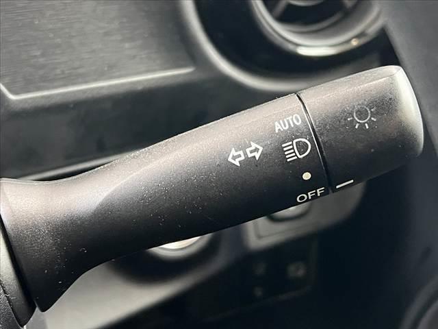 アクア Ｓ　中期　セーフティＳ　スマートキー　Ｐスタート　ナビ　Ｂモニ　ＥＴＣ　フルセグ　ＢＴ　ＡＢＳ　ＳＲＳエアバッグ　横滑防止　Ａハイビーム　レベライザー　車線逸脱警報　集中ドアロック　チルトステア（6枚目）