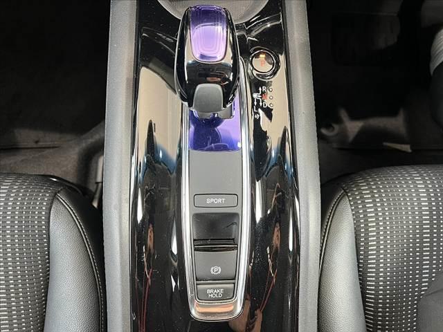 ヴェゼル ハイブリッドZ・ホンダセンシング 禁煙 8型ナビ BTオーディオ DVD Bモニ フルセグ ステリモ パドルシフト LED フォグ ETC Pガラス ルーフレール シートヒータ ブレーキホールド Aライト コンビシート レザーハンドル(24枚目)