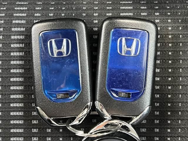 ヴェゼル ハイブリッドZ・ホンダセンシング 禁煙 8型ナビ BTオーディオ DVD Bモニ フルセグ ステリモ パドルシフト LED フォグ ETC Pガラス ルーフレール シートヒータ ブレーキホールド Aライト コンビシート レザーハンドル(33枚目)