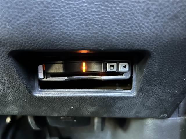 スイフト ＸＧ　禁煙　ナビ　ＥＴＣ　スマートキー　Ｐスタート　シートヒータ　ＡＢＳ　ＳＲＳエアバッグ　横滑り防止　プライバシーガラス　レベライザー　バニティミラー　ＡＣソケット　ＩＳＯＦＩＸ　チルトステア（4枚目）