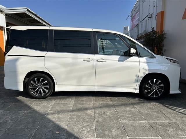 ヴォクシー Ｓ－Ｚ　禁煙　ディスプレイオーディオプラス　パノラミックビューＭ　セーフティセンス　１０．５型ナビ　両電スラ　３眼ＬＥＤ　ＡＣＣ　ＤＶＤ再生　シートヒーター　シートリフター　Ｐサポート　リアエアコン　Ｐスタ（12枚目）