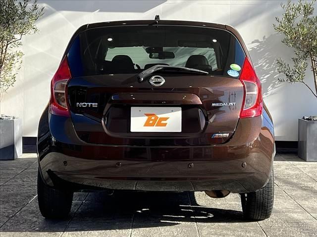 ノート メダリスト　エマージェンシーブレーキパッケージ　禁煙　車検整備付　全方位モニタ　ナビ　フルセグ　ＢＴオーディオ　ＥＴＣ　スマートキ　Ｐスタート　横滑防止　コーナーセンサー　ＬＥＤ　フォグ　ＥＣＯモード　アイドリングストップ　レーンキープ　エマブレ（14枚目）