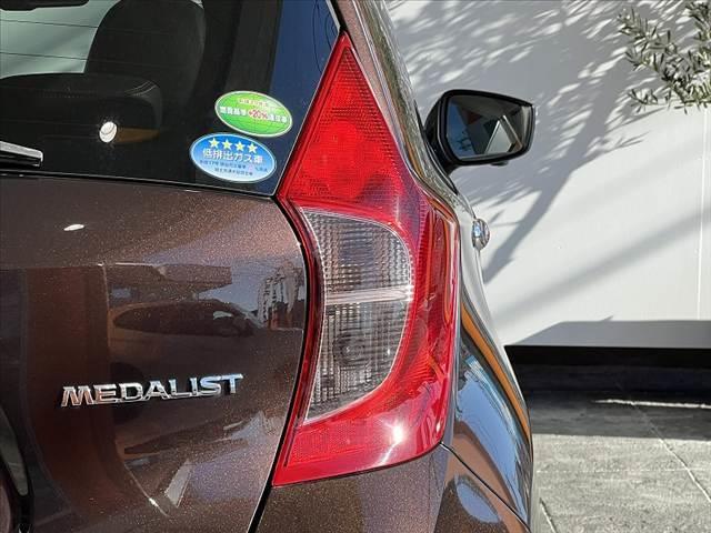 ノート メダリスト　エマージェンシーブレーキパッケージ　禁煙　車検整備付　全方位モニタ　ナビ　フルセグ　ＢＴオーディオ　ＥＴＣ　スマートキ　Ｐスタート　横滑防止　コーナーセンサー　ＬＥＤ　フォグ　ＥＣＯモード　アイドリングストップ　レーンキープ　エマブレ（39枚目）