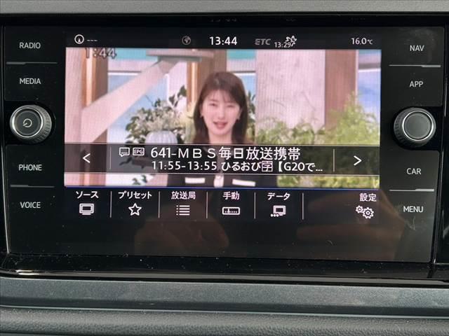 ポロ ＴＳＩハイライン　禁煙　車検整備付　純正８型ナビ　フルセグ　ＢＳＭ　ＬＥＤ　Ｐアシスト　Ｐセンサー　ＤＶＤ再生　ＢＴ　ＥＴＣ２．０　パドルシフト　Ｐスタート　Ａライト　Ａストップ　アダプティブクルコン　フォグランプ（5枚目）