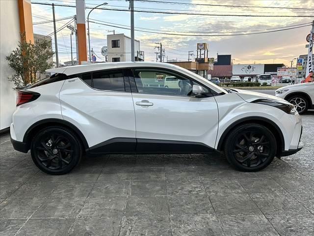 Ｃ－ＨＲ Ｇ　モード　ネロ　セーフティプラスＩＩＩ　禁煙　後期　８型ＤＡ　ナビ　パノラミックビュ　ＥＴＣ　ＢＴ　セーフティセンス　ＢＳＭ　ＬＥＤヘッド　シートヒーター　コンビシート　１８インチＡＷ　スマートキー　Ｐスタート　革巻きステア　Ａライト（12枚目）