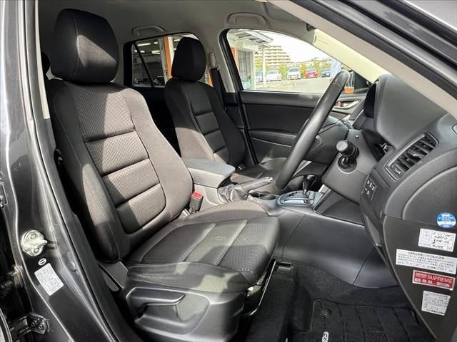 ＣＸ－５ ２０Ｓ　禁煙　純正ナビ　ＨＩＤヘッド　クルコン　ＲＶＭ　Ａライト　スマートシティブレーキ　Ｂモニタ　フルセグ　ＥＴＣ　ＢＴ　ステリモ　ＤＶＤ　フォグ　Ａストップ　革巻きステア　ＡＢＳ　１８インチＡＷ（16枚目）