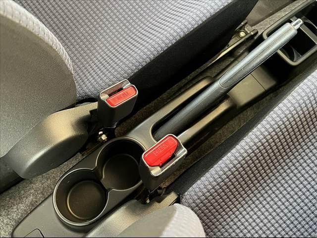 アルト F 禁煙 後期 キーレス 純正オーディオ ABS セキュリティ パワステ 前席PW 横滑り防止 SRSエアバッグ バイザー リアガラス熱線 ISOFIX 集中ドアロック レベライザー ACソケット(24枚目)
