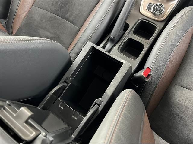 エスクード Ｓ－リミテッド　後期　ナビ　バックモニター　セーフティサポート　フルセグ　ＥＴＣ　ＢＳＭ　クルーズコントロール　ＬＥＤヘッド　オートライト　スマートキー　シートヒーター　シートリフター　パドルシフト　ＳＲＳエア（26枚目）