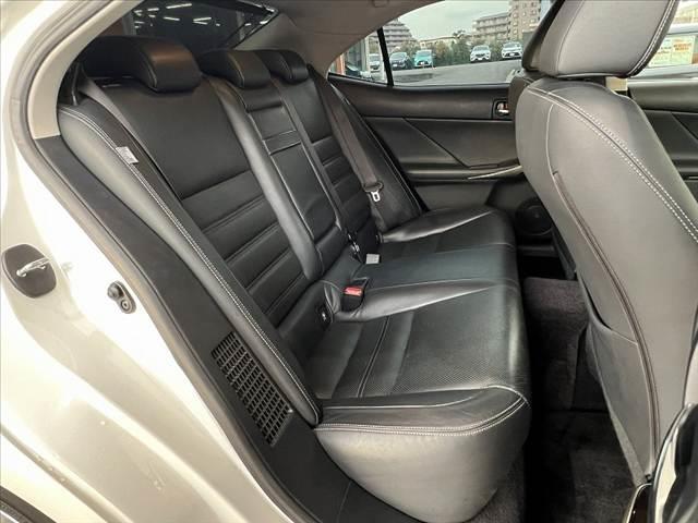 ＩＳ ＩＳ３００ｈ　バージョンＬ　禁煙　マクレビ　レーダークルーズ　クリソナ　ナビ　Ｂモニタ　フルセグ　革シート　メモリ付Ｐシート　シートヒータ　ＥＴＣ　ベンチレーション　１７インチＡＷ　デアイサー　ＬＥＤヘッド　電動Ｒサンシェード（18枚目）